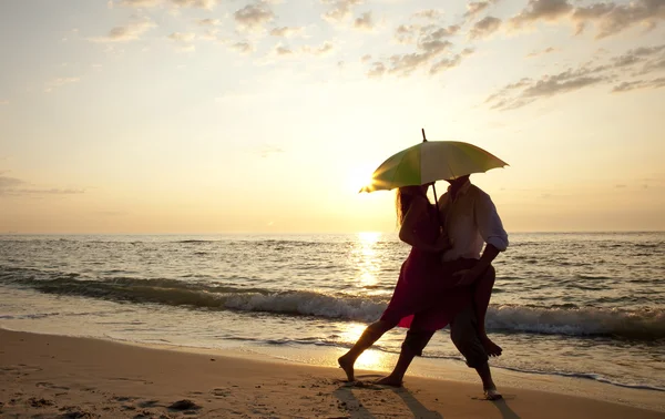 カップルが日没のビーチでキス. — ストック写真