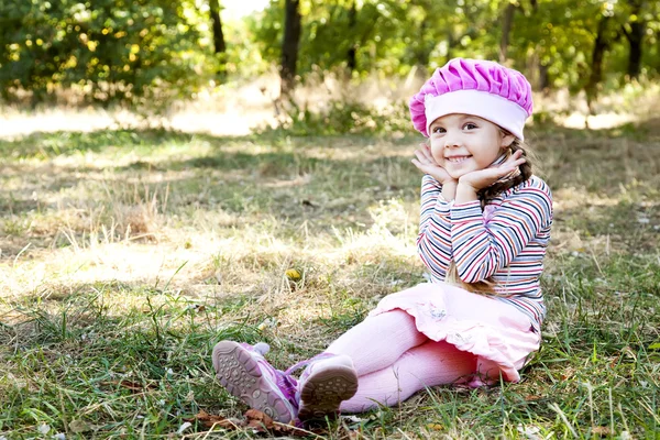 Sevimli küçük kız, sonbaharda açık. — Stok fotoğraf