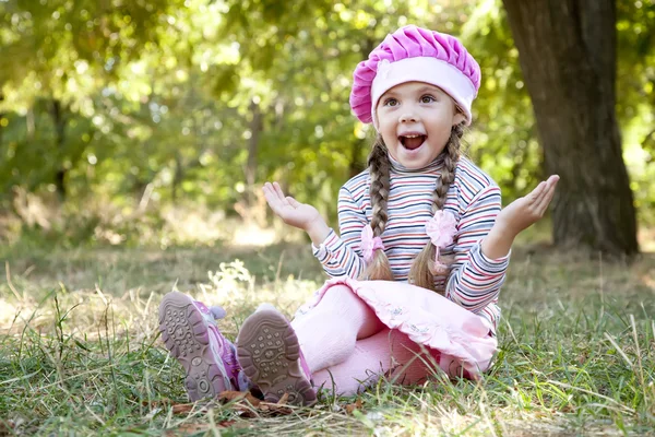 Милая маленькая девочка на открытом воздухе осенью . — стоковое фото