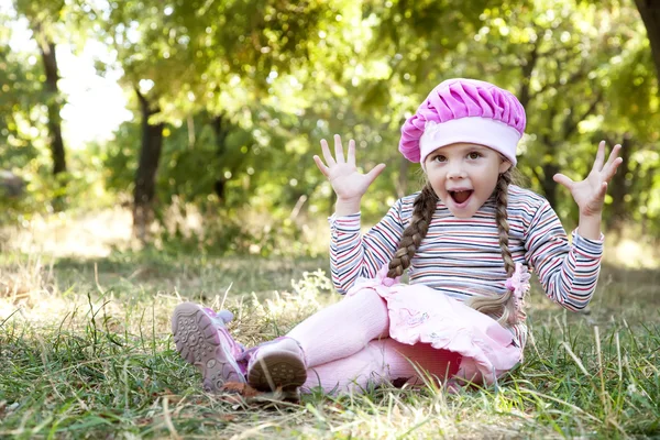 Roztomilá holčička na venkovní podzim. — Stock fotografie