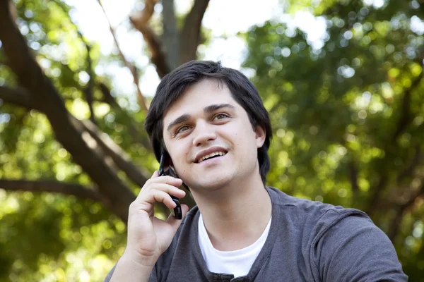Piękna brunetka mężczyzn wywołanie przez telefon na zewnątrz. — Zdjęcie stockowe