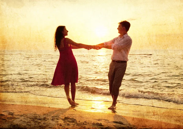 Par på stranden i solnedgången. — Stockfoto