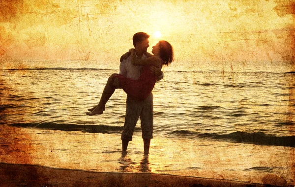 Casal na praia ao pôr do sol . — Fotografia de Stock