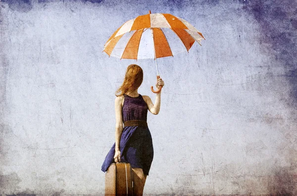 Chica solitaria con maleta y paraguas en casa de campo campiña. — Stockfoto