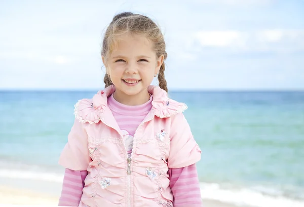Portrét roztomilá dívka na pláži — Stock fotografie