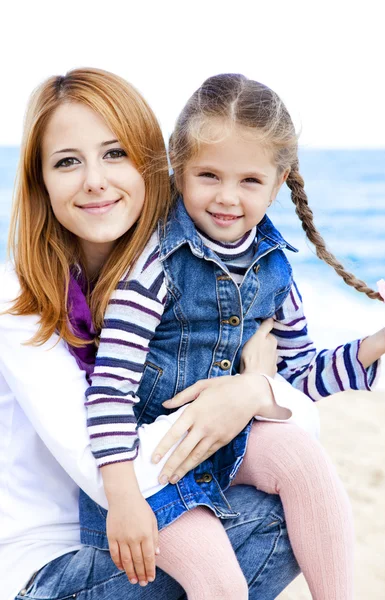 Two sisters 5 and 22 years old at the beach in sunny autumn day — Stock Photo, Image