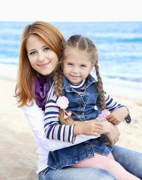 Two sisters 5 and 22 years old at the beach in sunny autumn day — Stock Photo, Image