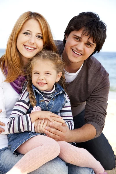 Молода сім'я на пляжі восени . — стокове фото