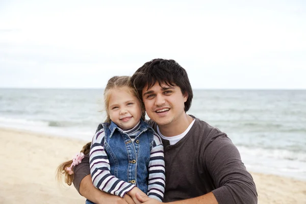 Padre e hija en la playa en otoño . — Foto de Stock