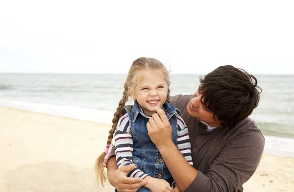 Baba ve kızı plajda Güz. — Stok fotoğraf