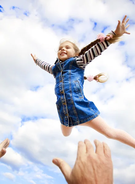 Маленькая девочка летит в небе — стоковое фото