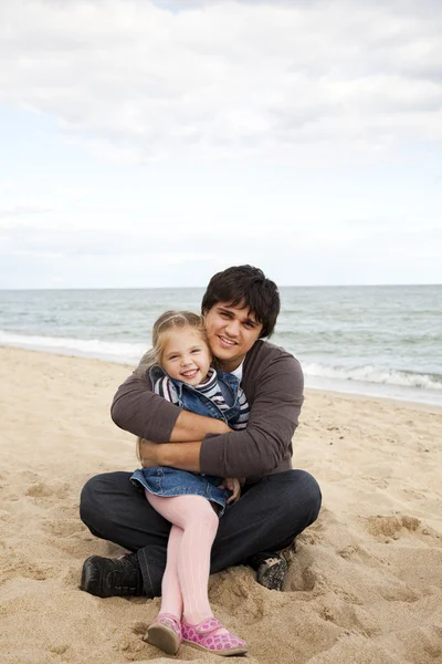 Ojciec i córka na plaży jesienią. — Zdjęcie stockowe