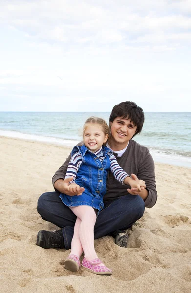 Otec a dcera na pláži podzim. — Stock fotografie