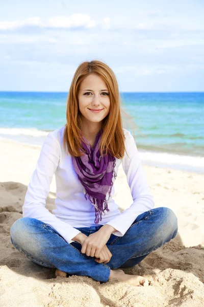 Joven hermosa chica en la playa . —  Fotos de Stock
