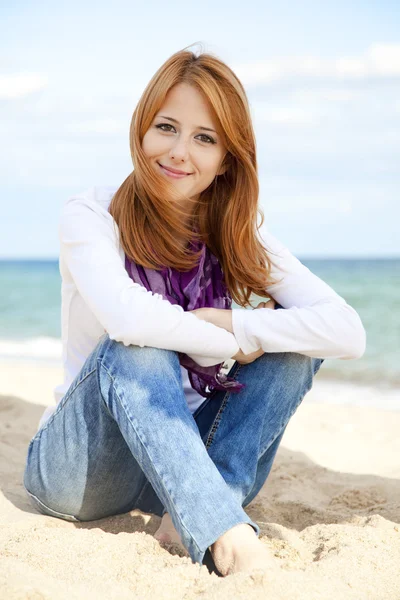 Young beautiful girl at the beach — Stockfoto
