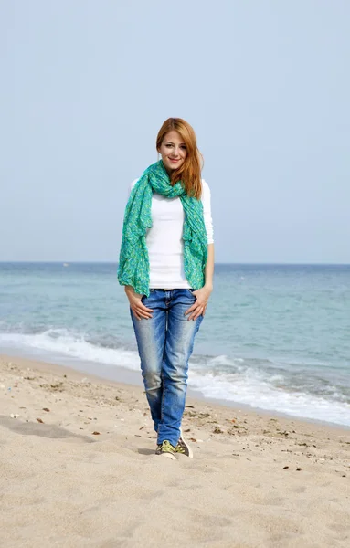 Krásná mladá dívka na pláži — Stock fotografie