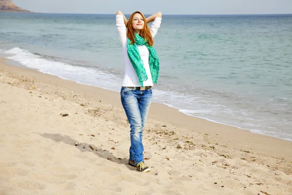 Joven hermosa chica en la playa — Foto de Stock