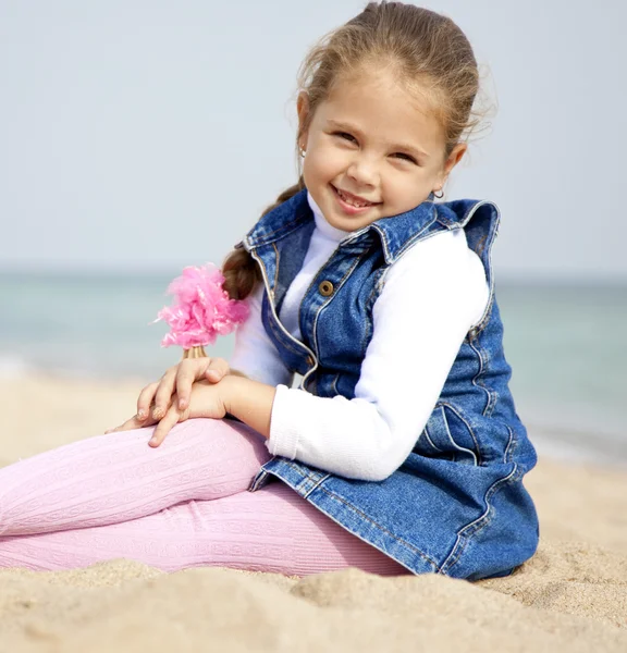 ビーチでのかわいい若い女の子の肖像画 — ストック写真