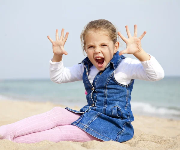 Porträtt av söt ung flicka på stranden — Stockfoto