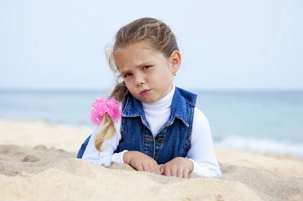 Ritratto di giovane ragazza carina sulla spiaggia — Foto Stock