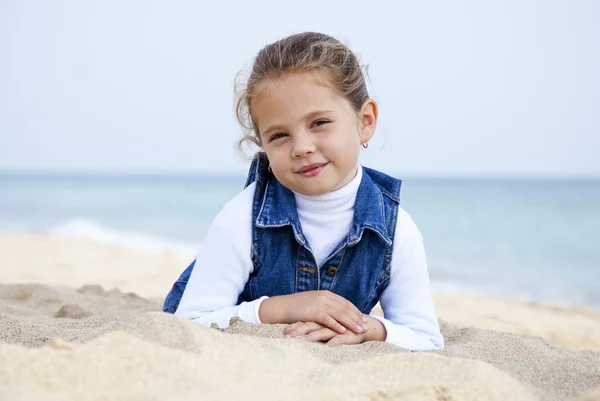 Porträtt av söt ung flicka på stranden — Stockfoto