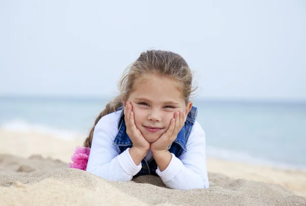Portrait de mignonne jeune fille sur la plage — Photo
