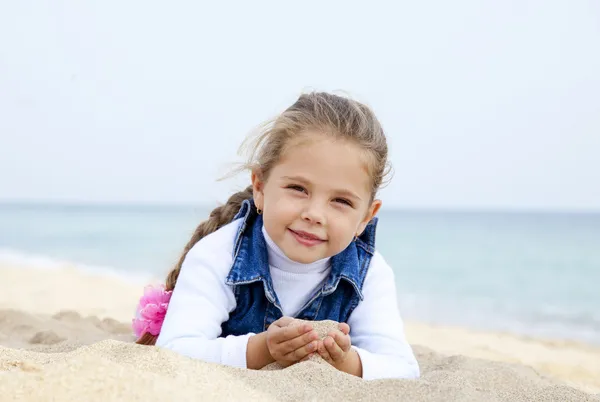 Retrato de linda joven en la playa —  Fotos de Stock