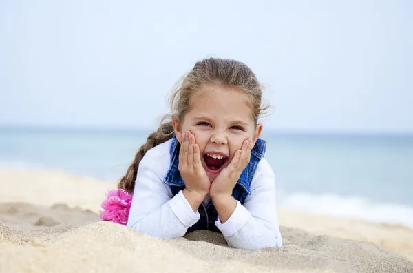 Portret van schattige jonge meisje op het strand — Stockfoto