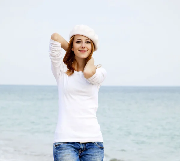 Молодая красивая девушка, гуляющая на пляже — стоковое фото