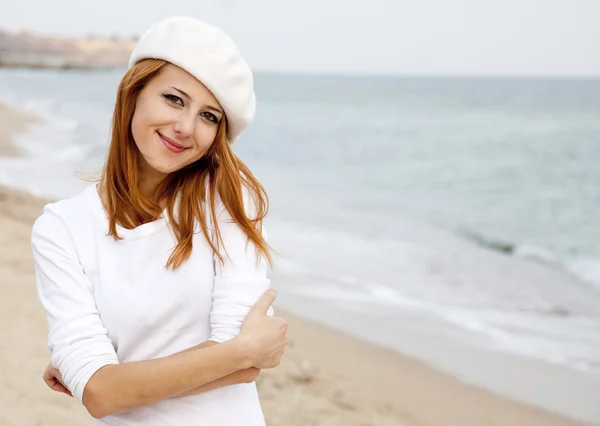 Giovane bella ragazza a piedi in spiaggia — Foto Stock