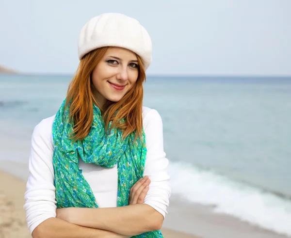 Молода красива дівчина сидить на пляжі — стокове фото