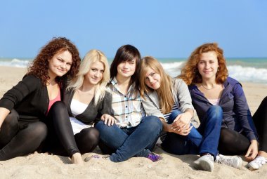 Beş kız, açık plaj yakınında
