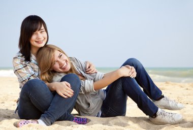 iki kız, açık denize yakın: