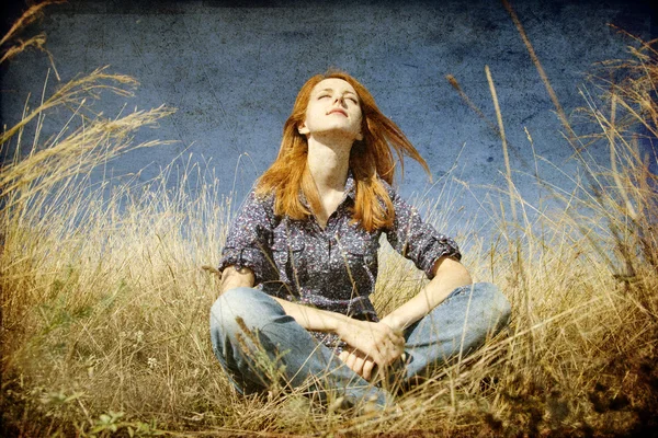 Portret szczęśliwy rudowłosej dziewczyny na jesień trawa. — Zdjęcie stockowe