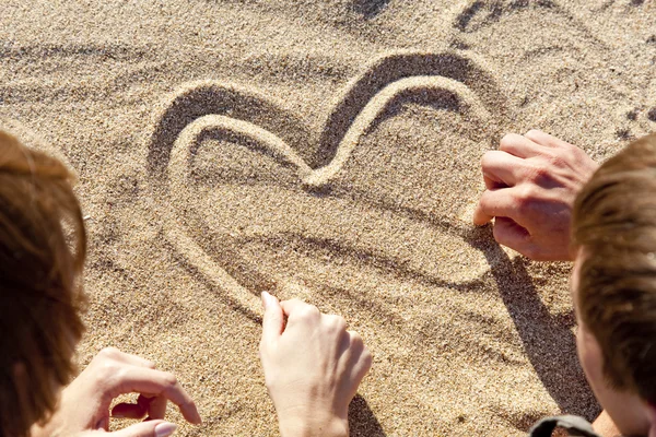 Ritning hjärtat på sand — Stockfoto