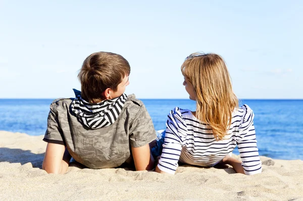 男性と女性から青い海の背後にある海岸の幸せなペア — ストック写真