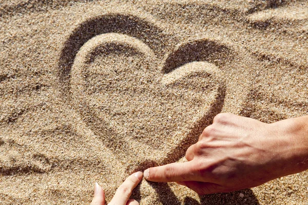 Herz auf Sand zeichnen — Stockfoto
