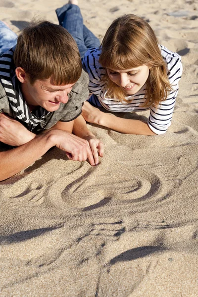 Desenho de coração em areia — Fotografia de Stock