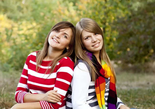 Portret van roodharige en brunette meisjes op buiten. — Stockfoto