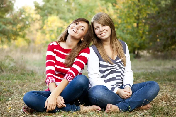Portrait of redhead and brunette girls at outdoor. — Stock Photo, Image