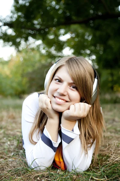 在室外的耳机的女孩的肖像. — 图库照片