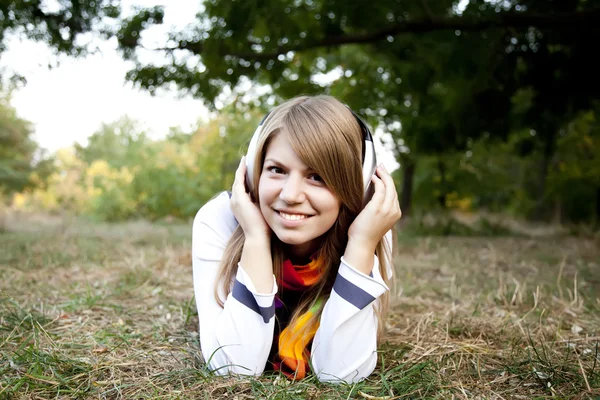 Retrato de chica con auriculares al aire libre . — Foto de Stock