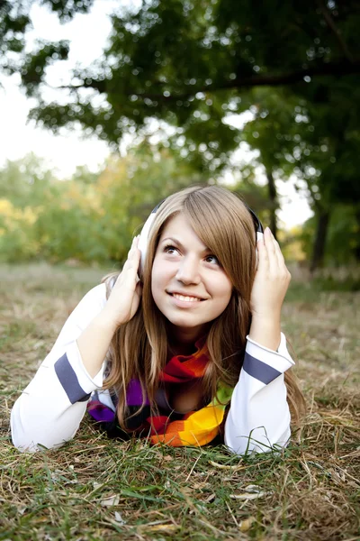 Porträt eines Mädchens mit Kopfhörern im Freien. — Stockfoto