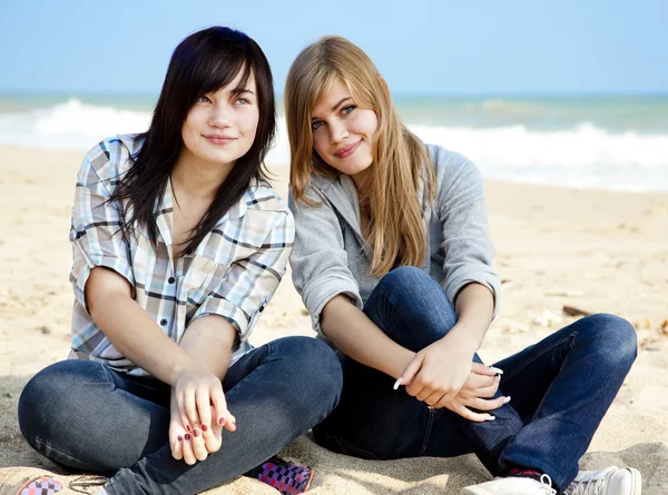 Due ragazze all'aperto vicino al mare — Foto Stock