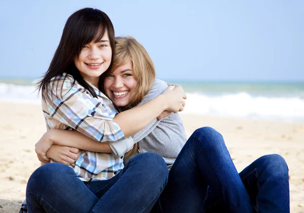 Twee meisjes op buiten in de buurt van zee — Stockfoto