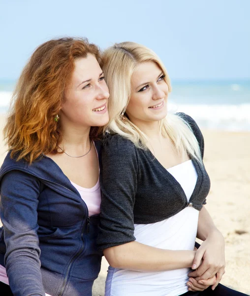 Deux filles en plein air près de la mer — Photo
