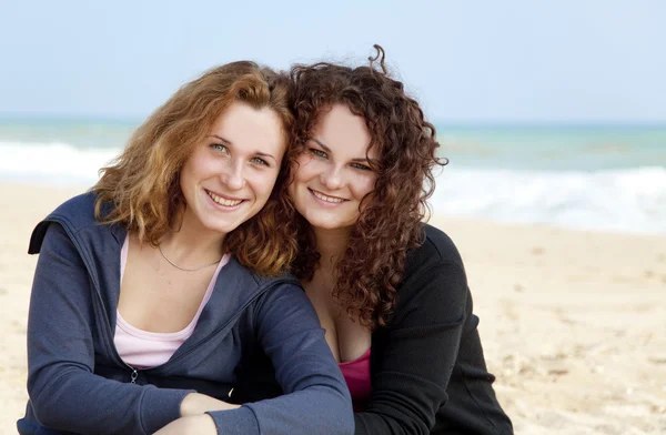 Δύο κορίτσια σε εξωτερικούς χώρους κοντά σε θάλασσα — Φωτογραφία Αρχείου