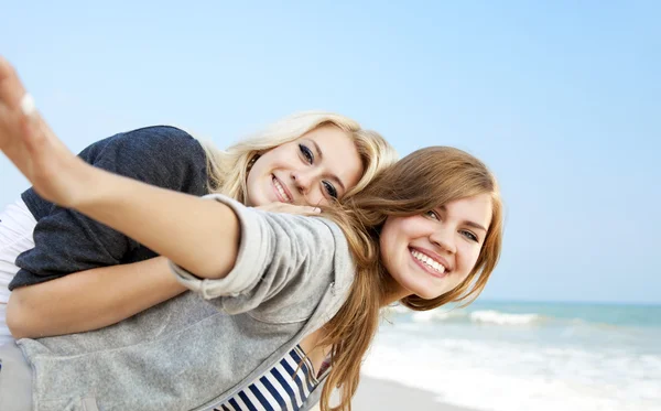 Две девушки на открытом воздухе возле моря — стоковое фото