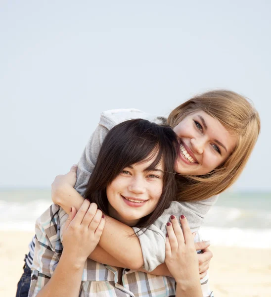 Due ragazze all'aperto vicino al mare — Foto Stock