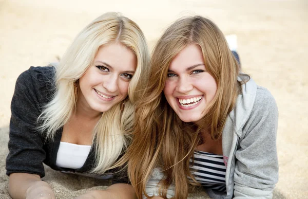 Dvě dívky na venkovní poblíž moře — Stock fotografie